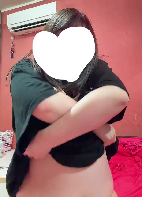 Tシャツを脱ぐ瞬間って、なんだかドキドキしませんか？🙈💕

まりえはちょっとだけ恥ずかしいけど、そのドキドキ感が好きだったりします☺️✨

今日はいつもより少し大胆な気分かも…🥰💓

見に来てくれたら嬉しいな💕
