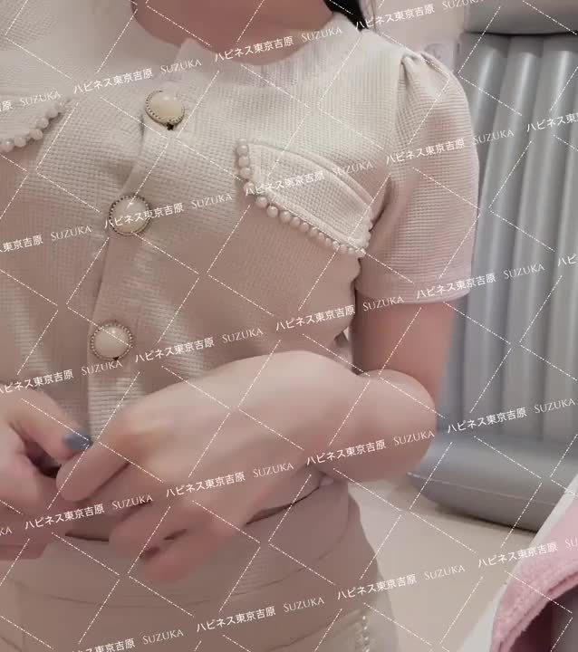 「え◯ちなことする…？💖」


なんて〜〜！笑


指で優しく身体なぞって、


アソコ、いっぱいシ○シ○して、


びくびくなりたいお兄さん、


すずはと気持ちよくなりたいお兄さん、


今日もお店でまってます❤️


たくさんぬるぬるになりたいお兄さん、募集中です🎵