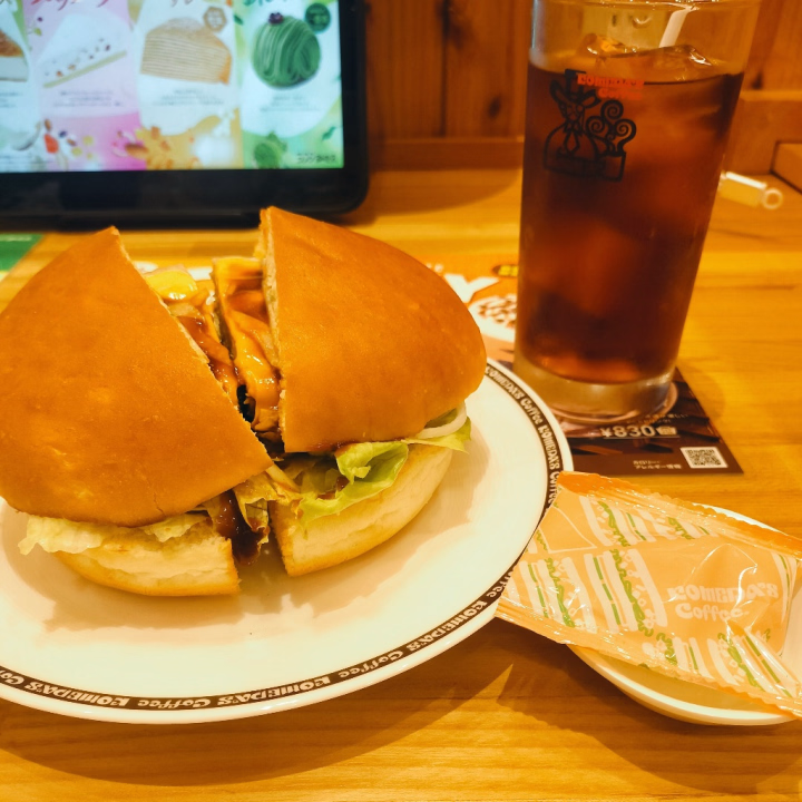 湿気に負けずきれいな髪を保ちたかったので、縮毛矯正に行ってきました…！

しばらくの間は髪を耳にかけたり結んだりすると後がついてしまうそうで効果を長くもたせたからったら真っ直ぐな状態を保ったほうが良いらしいです

少しでも長くもたせたくて、眠いけどまだ起きてます🥱

帰って家で過ごすとそのまま寝転がってしまいそうだったので、コ〇ダ珈琲へ
本読んだりスマホいじったりしながら、ハンバーガー食べてました🍔
思ってたよりかなり大きかったけど、お腹空いてて普通にぺろっと完食
隣の席の方はサンドイッチを途中でギブアップしたのか1つ残して帰っていって、 「それ私にください…」って思うくらいにはお腹ペコペコだったのですが、外出て少し歩いたら急に満腹感きました😳
危うくメニューを追加で頼んだり買い食いしてしまうところだった…
メニュー見てると全部おいしそうで危険ですね
シロノワールもいつか食べてみたいなぁ…