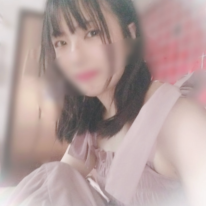 おやすみ期間中、
スマホを水没させてしまいました

家に帰ってきて手を洗うときに
流し台の横にスマホを置いていたら

手を洗っている最中に、つるんと流し台に落ちてしまい…
びしょびしょになりました
そのあと画面を触っても反応しなくなってしまったので、
スマホ修理のお店にお願いして、中を乾かしてもらいました
取りに行ったときに、
「一応中は乾かしたんですけど、
いつ使えなくなるかわからないので早めに取り替えてくださいね。
次水濡れしたら一発アウトです✊️」
と言われてしまって
すぐ保証サービスに連絡して、スマホ交換の申し込みをしました！

新しいスマホはもう届いたんですが、
まだデータ移行をしていなくて、
今はいつ使えなくなるかわからないスマホをビニールに閉じ込めて使っています笑

明日退勤したらデータ移行しようかな？

古い機種の在庫がもうなかったみたいで、
少し新しいものに交換してもらえたみたいです、
使うのはちょっと楽しみです

ちなみに、ビニールに入れたまま自撮りをしたら変なエフェクトみたいなのがかかって、夢みたいな写真が撮れました🌌