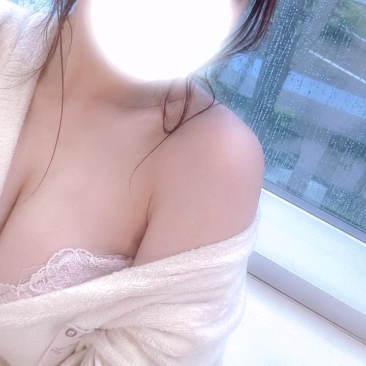 おはよう☔️💕

今日はあいにくの雨だけど、 こんな日はまったりイチャイチャ過ごしたくならない？🥺💖

雨で少し気分が下がっちゃう日だからこそ、 会いに来てくれたらいっぱい癒やすね🫶✨

雨の日の特別なご褒美、一緒に過ごそう？💋 

今日はあなたに会えるのを楽しみに待ってるね💕