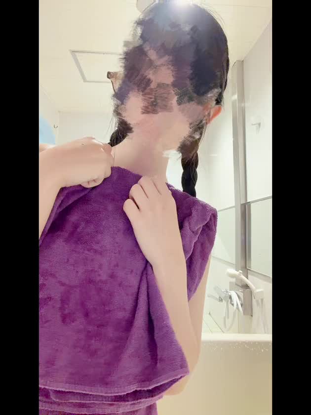 さてさて！今更ながらイベ参加😆笑

これだとアチョコ♡もびちゃびちゃになっても気づかれない…よね？🙈💕︎

暑くなりつつありますなぁ🌞
冬頃から、そして水着の写真投稿した時くらいから「水着姿見たい」「水着のまま一緒入りたい」のお声を多く頂きまして、、！
探し出しました(ﾉ≧ڡ≦)☆

んー、水着で一緒にザブンしちゃうと1回きりか、、？ということで一緒に入りたいなって思ってくださる方はトークで伝えてくれると助かります😆水着濡れたままでお会いするのも申し訳ないので、水着のまま入るのは1日1回かなと😌💭

色々な姿を楽しんでもらいたいしこれからも沢山可愛がってもらいたい🥹
一期一会を大切に！💗
これからもよろしくお願いします
