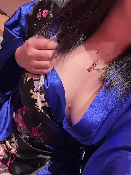今日は真っ青💙
トップの写真は赤いお着物だから
少し印象が違うね🤏

個人的には赤が似合うと思う🤭

でも今日は大人な日🥂💙