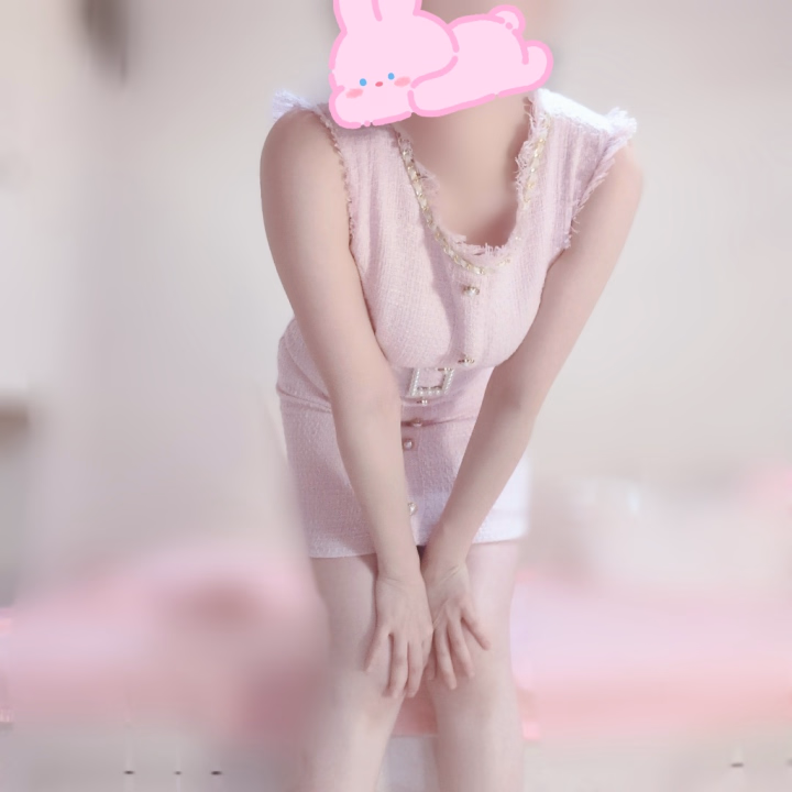 癒し度満点のるみです🐰💖
見つけてくれて、ありがとうございます☺️

『恋人つなぎ』とはいいものですね🤭❤️

お兄さまの手の大きさとか
骨っぽさも感じられるのもまた好き🥰


普通に手を繋ぐよりも
密着するし、包みこまれる感じ…

なんだか急に手をぎゅっと…
してほしくなっちゃった(｡･･｡)❤️


全身でもくっつきたいけど、
まずは手を繋ぐのもいいよねっ🤭

意外と好きだよってお兄さまいるかな✨
いつもお部屋まで手を繋ぎたい派なので🥰🎶

るみでした🐰

日曜日はご予約完売です😢❤️
来週はまだ🈳あるので、会えますように🌟

∴..∴..∴..∴..∴..∴..∴..∴..∴..∴..∴..∴..∴..∴
6月のシフト公開中🪩
はじめましてさんも待っています😻

直近のご予約可能なお時間🈳
6/23（火）22:05〜ラスト
6/27（土）11:20〜50分1枠のみ
6/28（日）3枠

7月シフトも調整中です☺️
楽しみに待っていてくれると嬉しいです❣️