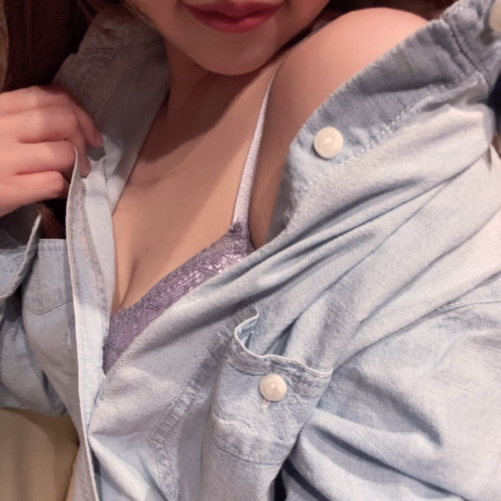 お久しぶりです🐱💗

先週は女の子の日のため1週間お休みしておりました🙇‍♀️
報告遅くなってごめんなさい😭

今日からまた出勤しています❣️

そして、今イベントのため
彼のシャツをお借りしました👔💕
みたいなお出迎えもしています🙌

彼女がシャツでお出迎えって
わくわくドキドキしませんか🤭？
ボタンを外してくれるのは誰かな〜🤭

ぜひ、るるに会いに来てね💕︎