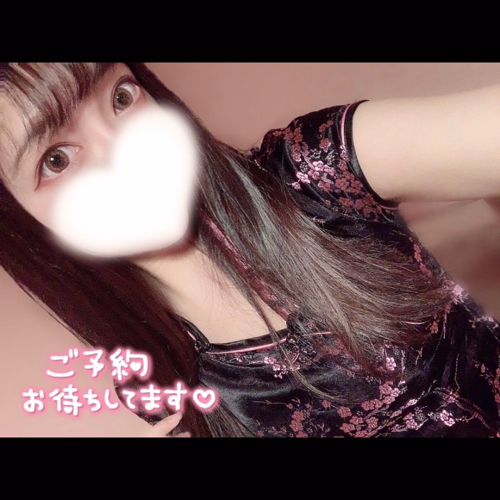 えっちの前にお兄さんのえっち事情も聞いてみたい…


・したことある特殊プレイ
・お気に入りコンドーム
・生でやる感覚
・好みはおっぱい？お尻？太もも？
・こんなにはやくいっちゃったみたいな話
・攻め派？受け派？


こういうえっちいトークがやる前の雰囲気を
昂らせて
悶々ムラムラしてからの
じゃあそろそろやろっか？って弄り合う感じ

まじでたまんないよ？🙈


興奮を高める時間大切にしたい。。


👱‍♀️
「お兄さんってどんなおっぱいが好き？形とか大きさとかバランスとか！」


👨
「大きさってよりは柔らかさとか感度が高いと興奮しちゃうかな〜」


👱‍♀️
「え、目の前にあるじゃん…！まだ触ってもないのに、アソコみたら乳首勃っちゃった…、柔らかすぎてずっと揉んでたいって言われるんだ〜」


👨
「早速触りたいよ」
　

👱‍♀️
「触りたいの〜？いいよ。お兄さんの好きにして///」


せな