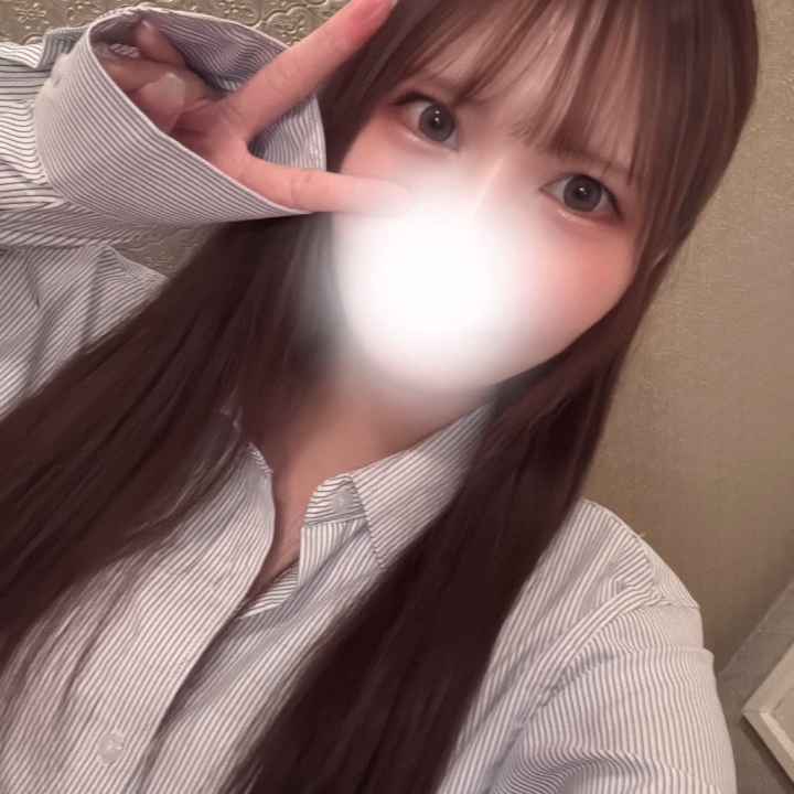 今日は彼シャツ着てるよーう👔
彼シャツ着たの初出勤の時以来かも！





ボタン外しに来てくれるお兄様おるかな〜？🥺