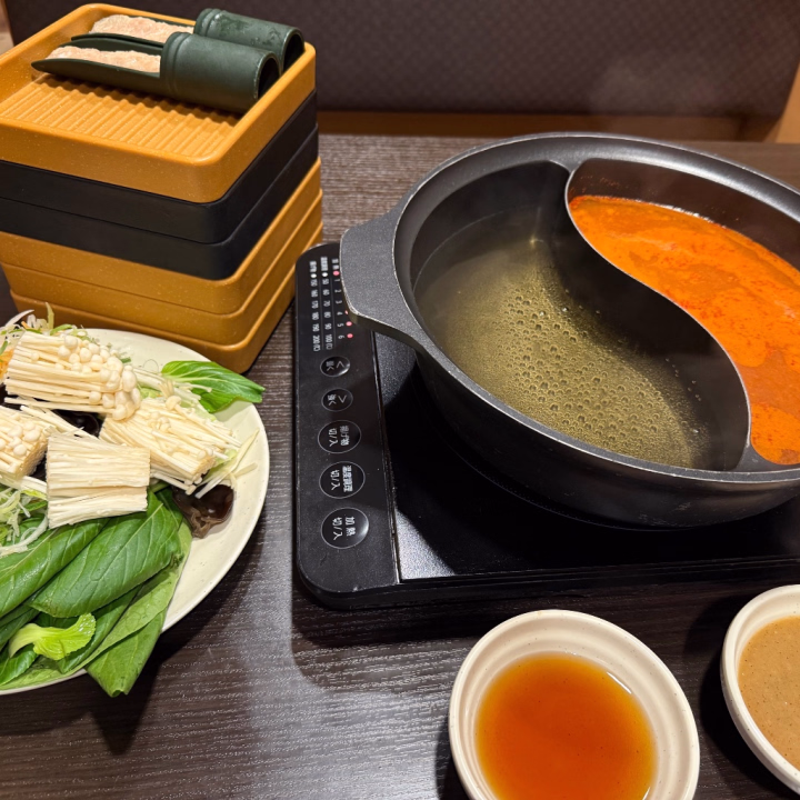 今日は

講習をして頂いて
めっちゃ勉強になった1日でした🥹

本日はご予約もなかったので
早めに帰らせて頂きました！！
ということで ひとり食べ放題!!

どこでも行けちゃう系女子なので
ひとりで車のイベント行ったり
食べ放題カラオケ行ったりしてます🥹
ABCキッチンに行こうと思って歩いてたのに
気付いたら、しゃぶしゃぶ食べてたΨ( 'ч' ☆)

ひとり〇〇って抵抗なく出来るー？？
あ、ひとりえっちは無しでꉂ🤣𐤔