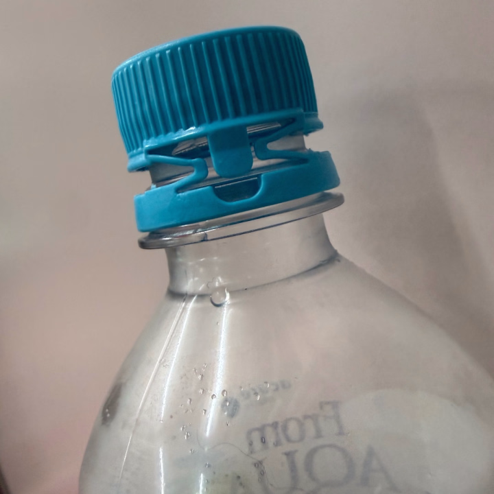 なにこれえええ！！

自販機でお水買ったのね？！
よくキャップを無くすんだけど
このお水キャップがボトルから取れないの！
え？！
無くさないってこと？！
これ凄くない？！
めっちゃびっくりしたんやけど！
天才か？！もしかして開発した人は
天才なのか？！めちゃくちゃ助かるし
荷物多くても蓋持たなくていい！！

と思ったら、まって
そもそも開ける時両手いるやん🥹笑