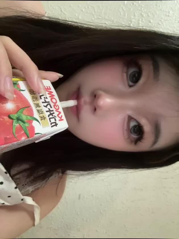 とまとじゅーすのんでる

うまっ♡♡