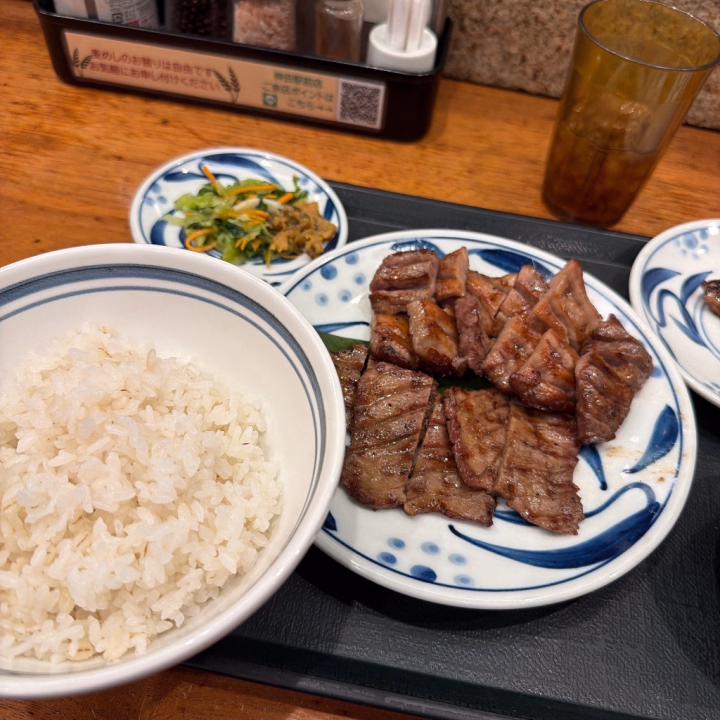 こんばんは🐰！
牛タン食べたい欲が抑えきれなくて食べに来ました✨満足〜♡♡

明日の出勤ですが、本業が仕事になりご予約が無かった為お休みを頂きました🙇‍♀️
20日は出勤します💕
ご予約枠限られてるのでお早めのご予約お待ちしております🙌

なるみ¨̮♡