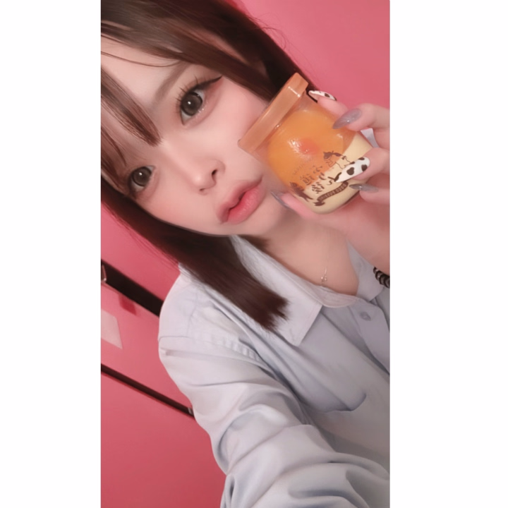 先程のお兄さんが

まさかの道後ぷりん差し入れで

持ってきてくれましたㅠ‪ ̫ㅠ♡

嬉しい♡

R1とお茶の差し入れもして頂いた

お兄さんもありがとうございました🫶

どの差し入れも全部幸せです🥹

本日まだまだ空き枠ございますので！

連休最終日！

良かったら遊んでください😊

りりむ