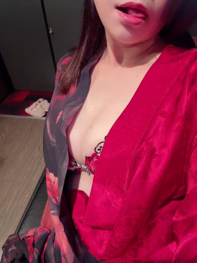 10時からLASTまでの出勤です♥️

お兄様方も集まれる夜に今日こそらじお再再々チャレンジしたいなー📻

さくら🌸がお休みの方がやっぱり約束はしやすいよねー♡ってずっと悩んでます🙈

そして密かにベロ活ー👅
この👅でお兄様の🍌ペロペロしてるよ😘💕