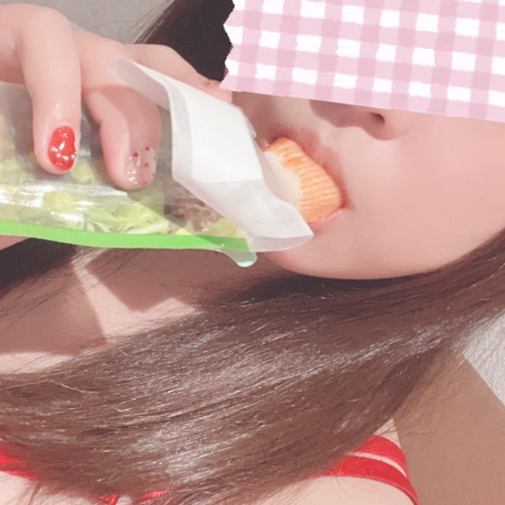 これはだいすきなカニカマ🦀
今日はたくさん写真撮りたい気分でした笑

ネイルかわいーーー🍒❤️
なお、ピアノがあるので2週間の命です🥲

おやすみなさい😴🐑