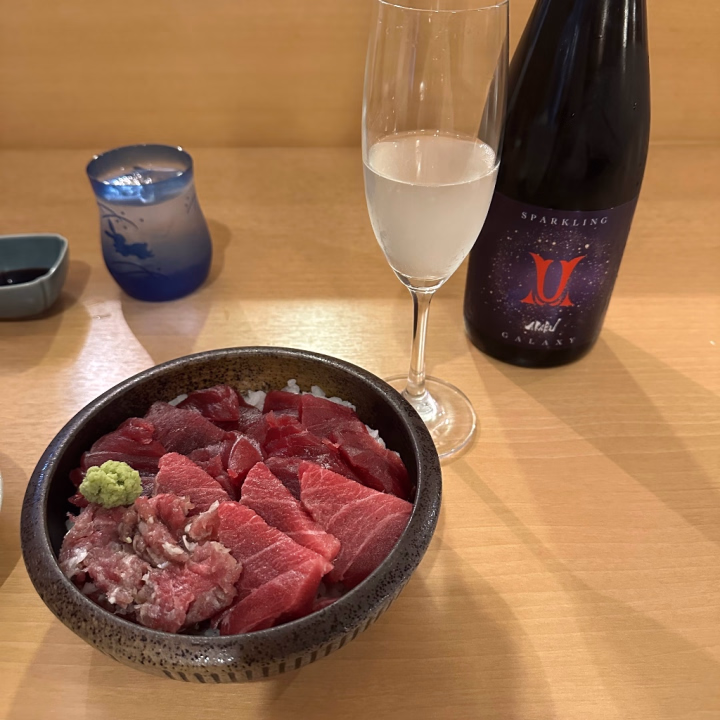 こんばんは♪ざらめです💕🥰💞💓
今日は、新人ランキング3位(現在は2位に😳💞💓💗ありがとうございます😭)になったお祝いで居酒屋で海鮮料理楽しみながら1人で飲んでますっ!🥰
大好きな居酒屋で、どのお料理も本当に美味しいの!🥰💕💓
ざらめは日本酒大好きなんだけど、意外な一面だったかな?
そんなざらめも好きになってほしいです💞💓
今日はたくさん飲んじゃうぞ〜!😚