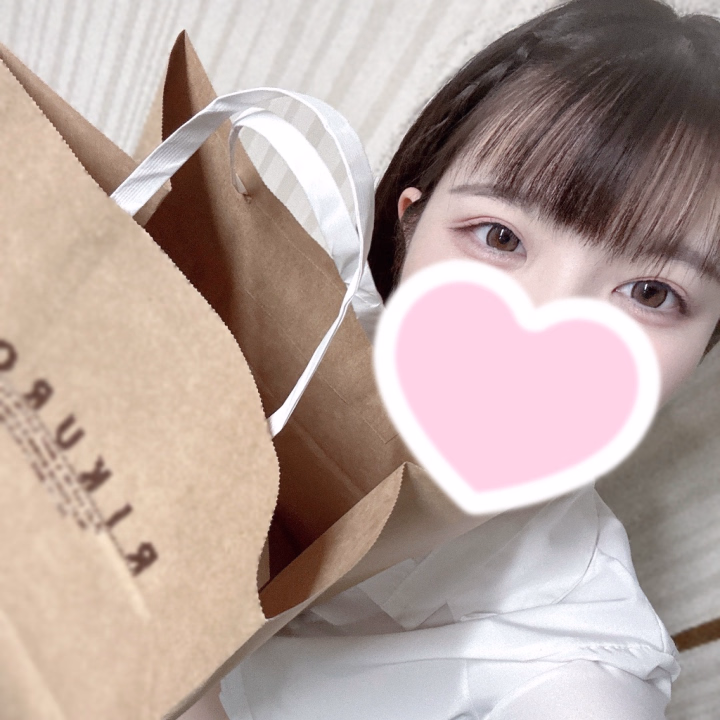 こんにちは〜！あおばです🌱

本日、グリーン車のお客様より、
大好きな りくろーおじさんのチーズケーキをいただきました☺️💞

遊びにきてくださっただけでも嬉しいのに、
素敵なプレゼントまでいただいて、
しあわせすぎました☺️💓

20日まで限定で、グリーン車40分以上で来ていただいた方には、
あおばからバレンタインのプレゼントをさせていただいております☺️🫶

ぜひぜひ遊びにきてね〜〜😆💗

ほんとに嬉しい差し入れ
ありがとうございました☺️💞

あおば🌱