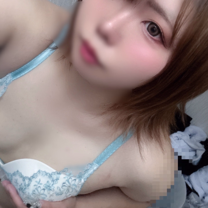 出勤したよ♡

いつもは黒が多いけど、
今日はちょっと気分変えて白にしてみた🤍

なんか自分でも新鮮でドキドキ🫣

見に来てほしいな？
会いに来てね♡