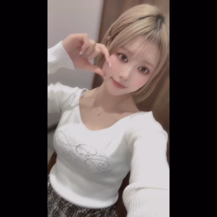 おはようございます·͜· ☀︎

昨日は雪が降っててすごく寒い中
会いに来てくれた本指名さん
初めましてのお兄さん
ありがとうございました🥺

足元も悪いのに来てくれて
ほんとに嬉しかったです♡

今日も 12時から出勤さてます❤️‍🔥
タイミング合う方は
会いに来てくれたら嬉しいな✨