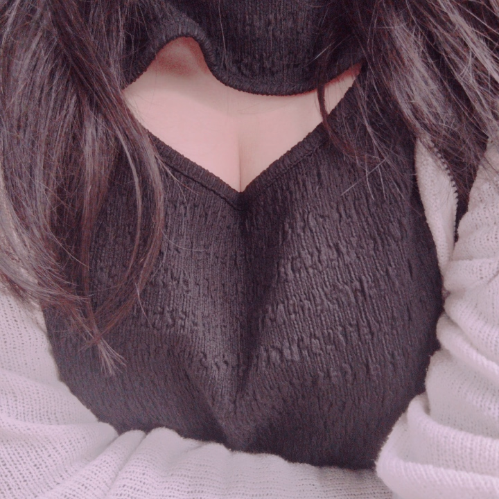 こんにちは(」・ω・)」
はるなです☺️

今日は何だか不安定な天気ですね☔☁
雨が降ったり止んだり、、、( > <; )
折りたたみの傘がちょうど良いかも
しれませんね🤔

さて
今日は私の誕生日前日の出勤日と
なってます⸜( ᐛ )⸝🎉

ご予約してくれたお兄さん
ありがとうございます♡

雨宿りがてら
私とイチャイチャしながら
気持ちいいえちえちしませんか♡？

お兄さんからのお誘い
待ってますね♡♡