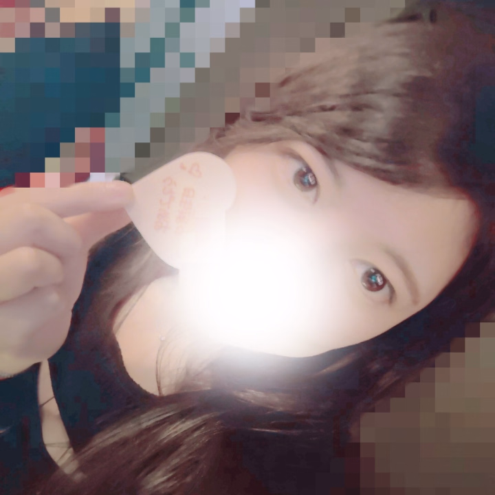 おはようございます☺️
はるなです♡

この間、友達が誕生日を
お祝いしてくれました⸜( ᐛ )⸝

年齢を重ねるのは悲しいですが
お祝いの言葉やプレゼントなどは
嬉しいものですね(​ *´꒳`*​)

さて
本日昼職からの
お店に向かいますεε＝(((((ﾉ･ω･)ﾉ

少し用事を済ませてから
出勤しますので
いつもより30分ほど遅めの時間と
なります🥺💦

お兄さんからのえちえちなお誘い
いつでも待ってますね♡

私は攻めるのも
攻められるのも好きなのです( ˶'ᵕ'˶  )♡

一緒に気持ちよくなるのが
いちばん嬉しいです！

今日もよろしくお願いします🙏♡