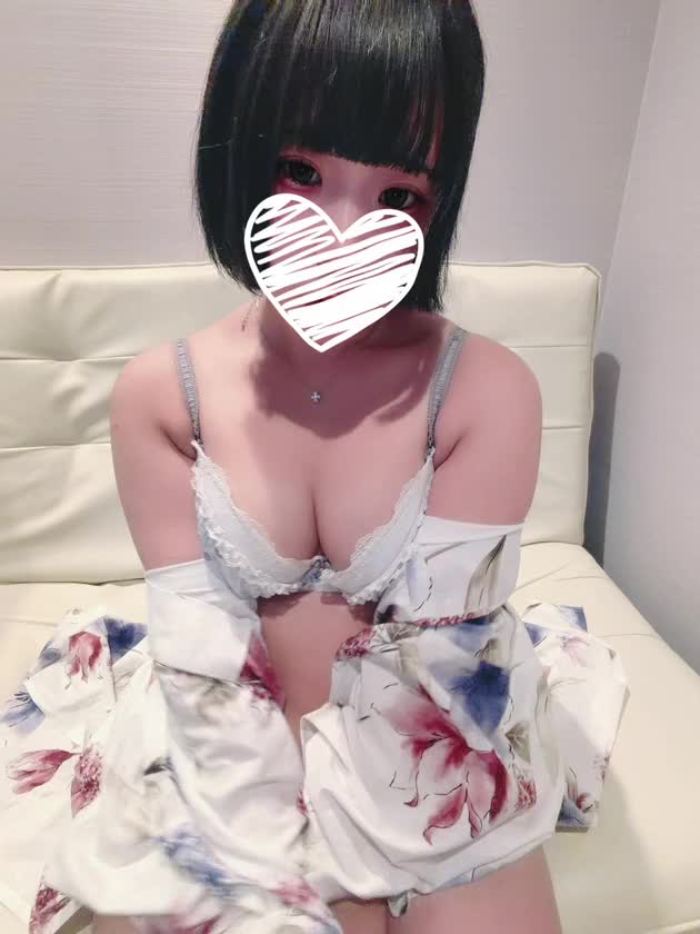 こんにちは✨
🐣ひなです🐣


黒髪ボブになりました✨✨

似合ってますか？

久しぶりに黒髪ボブにしたからちょっと不安。。

でも浴衣に結構映える💖
