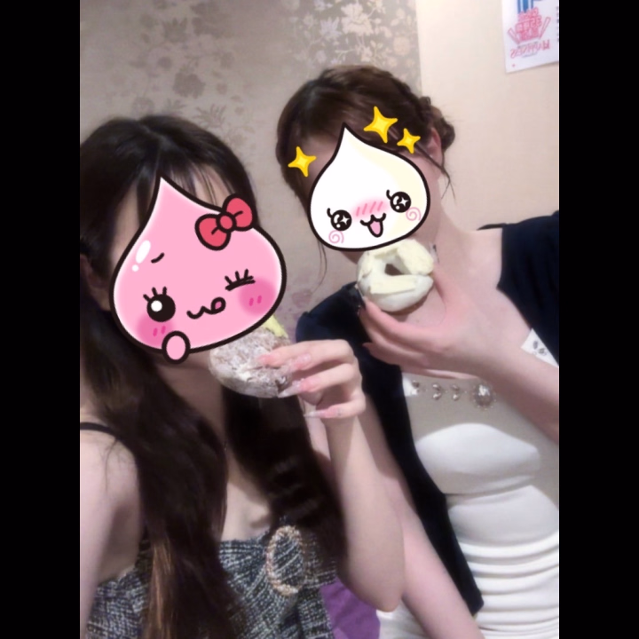 久々にしらゆきちゃん❄️と二〇車したよん

話したいことたくさんありすぎて
ずーっと喋ってますたスマヌヽ(；▽；)ノ

初二〇車の貴殿楽しんでくれてよかった
ほた✖️しらゆきペア以外にも
二〇車メンバー多数おりますゆえ
お好きな組み合わせをどうぞでつ^_-✌︎

すずねちゃん
まりんちゃん
なごみちゃん
りりかさん
あさひさん

達とは何回かご一緒したことあるけん
相性良いよ^_-✌︎
ご参考までに(∩´｡•ω•)⊃  どぞどぞ~♪

しごできテンチョが差し入れで
ドーナツ持ってきてくれたおヽ(；▽；)ノ
テンチョお休みなのにありがとうございましたばりうまかですたヽ(；▽；)ノ‪‪❤︎‬

ゆきちゃんと仲良く食べますた^_-‪‪❤︎‬