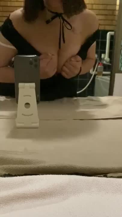 さっきアップしたやつ、
バンなっちゃった(´>∀<｀)

攻めすぎ注意ですね⚠️(笑)

さてさて！
受付終了近づいて来ちゃってます💦

次の出勤まだ決まってないから
イチャ甘しに来て欲しいなっ︎💕︎︎



♡･･･ここの･･･♡
