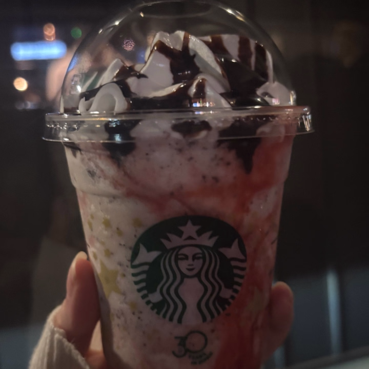 おはりりたん！🐶
昨日スタバの新作飲んだー！🍓
ギフチケ余ってたからついつい🥹
月曜日頑張った自分にご褒美をあげてしまった🤦
今日は14時から23時まで居ます！🙋‍♀️
愛あるお誘いお待ちしてます！♡
りりたんと頑張るぞー！💪🔥
今日もお兄さんの一日が素敵な一日になりますように💓‪