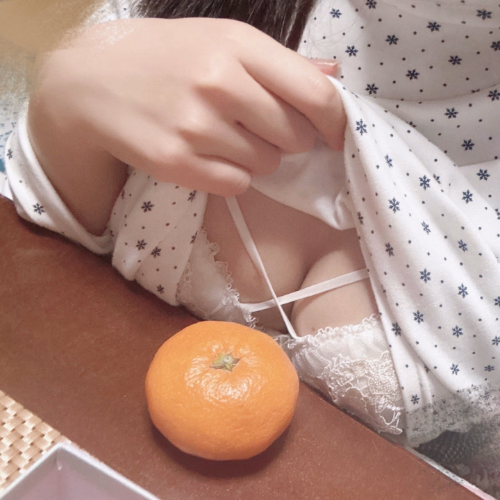 風邪も良くなってきました🎶

こたつでビタミンを摂取して
明日にはもっと元気になるぞ〜🍊

私のおっぱいは
みかんより大きいですよ💕😉

♯手のひらサイズ

にこ