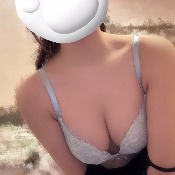 今日も元気に出勤ちゅ💋

さっきお客様に
"にこ"って名前が似合ってるって
言われちゃった〜🥰

笑顔が取り柄です🌹✨