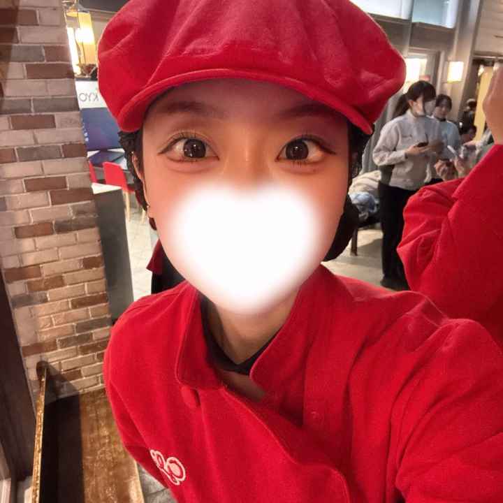 おはようございます、みつばです☘️

生理休暇と同時に大阪まで帰る用事があったので少しだけおやすみいただいてました🐱💤

大阪に帰る用事は謎の写真から分かるように、キッザニアに行ってきました⭐️

大阪の友達とだから、東京のキッザニアじゃなくて甲子園のキッザニアねー！

久しぶりにキッザニア行ってめちゃくちゃ楽しかった🥹🥹⭐️

写真のはグリコのショコラティエ体験のやつ〰️制服が可愛いから沢山写真撮った！

お休み終わりで元気な今日は12-24でいます➰🎶

8日もお休みなのでそれまでがんばりますよ〰️🖤
