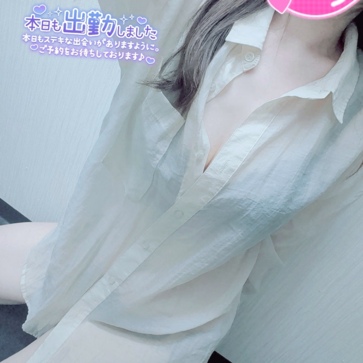 今日はー？
透けシャツの日！
ってことで
初めて着ました透けシャツ♥

写真やとそんな透けてないけど
実物は結構透けてます🤭
透けシャツの下は
黒の紐パンで…🫣

私服でも滅多に着ない
レアな透けです！笑

今日も22時頃までいます！
お時間合う方は是非一緒に
遊びましょう♥