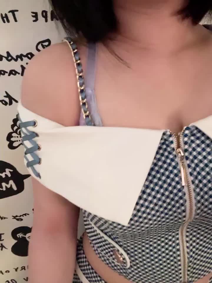 ブリンブリンさせなくても
ブリンブリンなんです。

お腹やせのために
スクワットしているので
足がモリモリしてますね😊