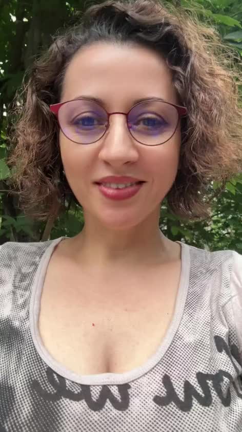 日曜の午後、女王、完全に終わってます。

実はさっき大和芋を料理したの。すりおろして、いい感じ〜♪…までは良かった。
そのあと顔とか腕とかあちこち触っちゃって、手は洗ったのに、なんか全身ムズムズ痒い。
かゆいかゆい言いながら踊ってる女王、誰にも見せられないわ（笑）

そのうえアイスも買ったのに、スプーンを忘れた。
冷凍庫の前で「どう食べるのこれ」って真顔。フォーク?指?敗北?

帰り道は公園で謎の寄り道。用はないの、この天気に負けただけ。
今の私、そのへんで寝てる怠け者の動物と生き方がほぼ同じ。うふふ。

夜はシャキッと女王に戻ります。…たぶん。