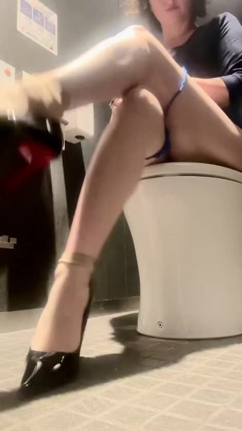 朝イチでトイレに入って、カメラを回してみました。
Tバックが食い込むお尻と、むっちりとした太もも…
ピンヒール好き・脚フェチの皆さん、黒光りする赤底と、しっかり堪能してくださいね💕
聖水プレイがお好きな方は特にこの「シュー…」という音を聞きながら、興奮してもらえたら嬉しいです♪
朝からこんな淫らな姿をお見せしちゃって、ドキドキしちゃう…
脚を組み替えるたびに響くヒールの音と、滴る聖水の音、両方楽しんでくださいね(´ω｀*)
聖水 脚フェチ ピンヒール 高級ヒール トイレプレイ 朝活