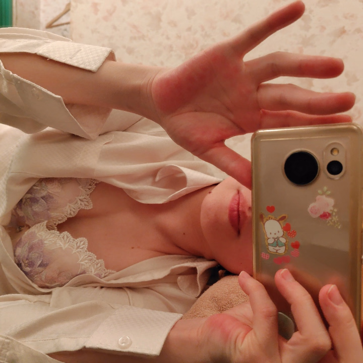 昨日は、ありがとうございました！♡(*^^*)
もう素直に、うれしかった、楽しかった、が溢れました。
踊るみたいでした。バレエでリアルに踊るのも好きだけど、そんなふうに、のびやかな気持ち、ね！

今日も、ありがとうございました！♡(*^^*)
あー、もうほんとどこをどう切り取ってもダメダメでした、ゴメンナサイ。
だけど、こんな私も愛されたいんだとわかりました。溺愛希望なの！

そうそう、
英語の、誕生日カラーの本に最近ハマってて。
ゆっくり時間とれるときは、一緒に読みたいなぁ…って実は思ってます♡

私、自分に目覚め始めてなかったとき(…なんて書くと変な感じするけど、ほんとにそんな感覚なの。あぁ…変態なのもその一つかなっ笑)、この本読んでもピンと来なかったんだけど、
いま読むと、すっごい当たってるなー！！って思う。

あなたも目覚め始めてるかどうか？
そして、そんな自分を上手に乗りこなしていくためのヒントが書かれてるから
興味があったら声掛けてくださいね！

意味わかんない〜って貴方様は、やさしくスルーして♡

またいっぱい可愛がってね！(#^.^#)☆
