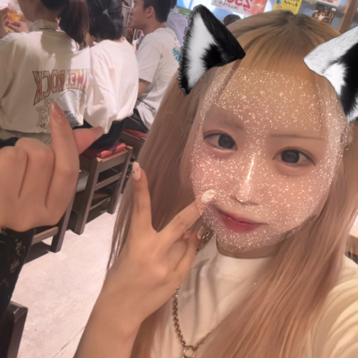 これ昔の写真笑笑

実は少し前まで派手髪ピアスごりごりでした笑笑笑笑

今はピアスもひとつだし黒髪だよ🥺♡
落ち着いた