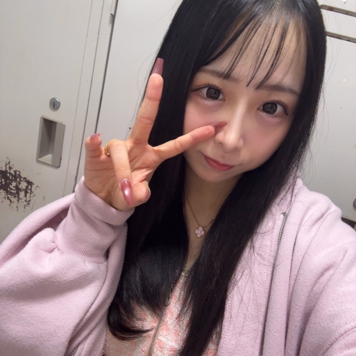 まえがみきった！！！！、！

今日も16じまでいます！実は先日誕生日でした、自分にお財布買いたいなあ〜〜予定ください😭😭💞💞💞