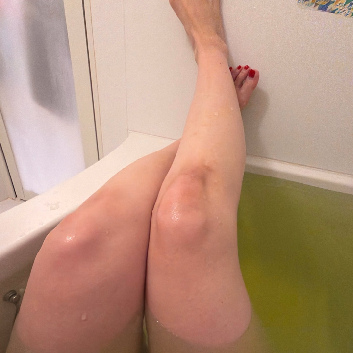 イモ。。
おはようございます☀
本日はお休み頂いてます^_^
お風呂でチャポチャポ🛁
半身浴中です💧
お湯が黄色いのは、
〇〇じゃないですよ🫣🫣
ツムラの薬湯♨️という、入浴剤?です。
疲れとか、肌荒れを治してくれる奴です❤︎
これ入ると夜もぐっすり眠れるから🌉
皆さんオススメ❤︎
先日、芋フェス🍠に行ってきました!
パフェ、ブリュレ、カレーパン、クレープetc…
とにかく沢山のさつまいも🍠が食べられます笑
大好き過ぎて今年で3回目でした👀
(写真貼り付けたいのにやり方がわからない)
とっても美味しそうな写真は、
会いにきた時に見てね^_^
明日は初めて朝枠☀️
❤︎8時~18時です!!!
朝のお仕事前にさっぱり🤦♀️🫣
しませんか??
ちとせ🐣