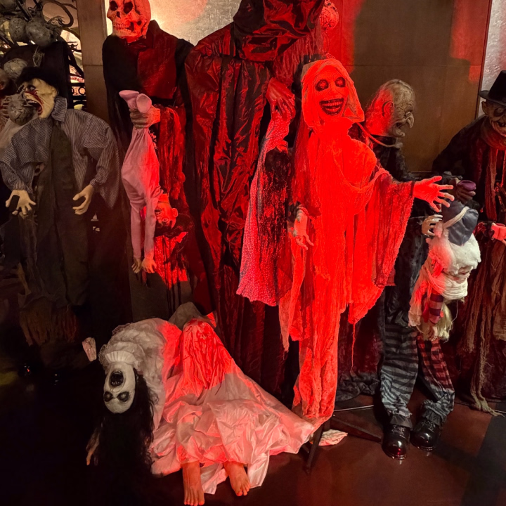 お化け屋敷ですか??ココ////
ってくらいにハロウィン🎃👻
全力なバー🍓
見つけました笑笑
これ、ほんの10/1くらいで、店内は
とっても沢山の人形いました。、。笑
皆さんはお化け屋敷行ける人??
私はもっぱら無理です、
ホラー映画もむり、
小学生の時に高校の学園祭行って、
こんにゃく 降ってきて それですらビビって
そこからホラーNGです。。。笑
ジェットコースターも🎢ほとんど
乗れません。
大学の歓迎会?で富士急行った時なんて
何も楽しくなくて笑
ずっとご飯食べてました^_^
本日18時までおります🍓
この時間帯珍しいので
お時間合う方ぜひ会いにきてね!
ちとせ🐣