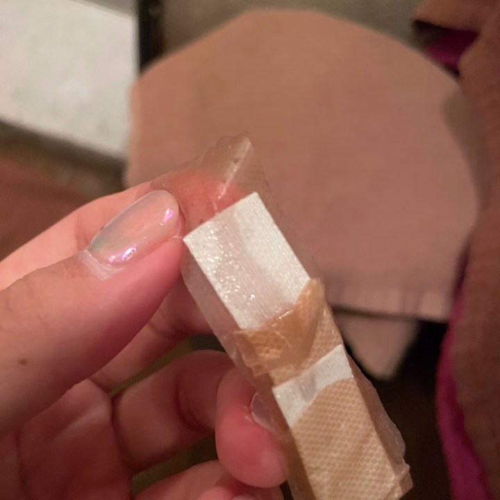 前回のマ⚫︎コに絆創膏🩹動画で
撮ったは良いけど、どうやって
剥がそうか悩んで、そうだ！072して
愛液でびしょ濡れにすればすんなり
剥がれるんじゃないかと思って
072したけど、絆創膏のテープが
強過ぎて、そこまで液が染みなくて
結局剥がすの、痛かった🤣