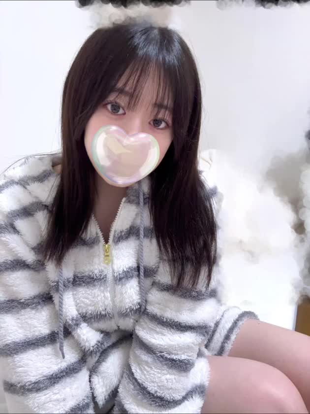 『専属カノジョ🩷』

まみのお気に入りのパジャマ着ながら♡
なんかほんとにカノジョ感凄いよね👧🏻🫣

いつかパジャマとかでお迎えとかしてみたいな⸝⸝⸝
おにいさんに喜んで貰えるかな？🙈︎