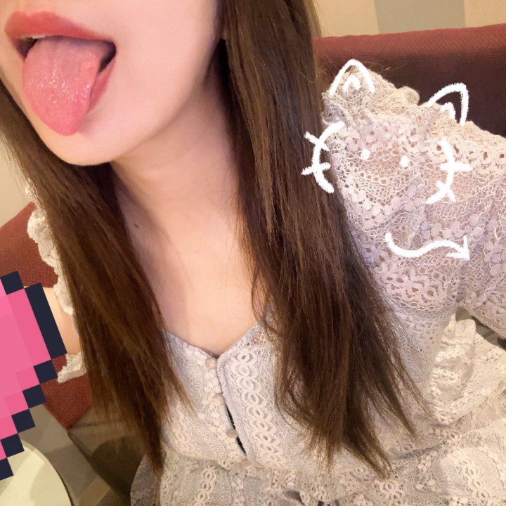 舌はびよーんと伸びるタイプです(๑'ڡ'๑)୨♡


っていうても
そんな長くもないんやけどね😂

最近ローションでのMットはまってるので
お誘いもらえると嬉しいです💗

イチャイチャマットのプレイを
伝授してもらったんよ(ฅωฅ`)♥