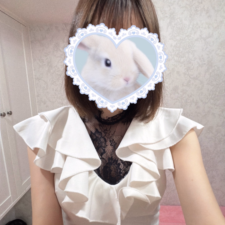 にじほです🫶🏻💕

本日23時まで出勤してます☺️

バタバタしてて日記遅くなっちゃいました🥹💦

実は今コンタクトが付けられなくて、今日からしばらくメガネ出勤です👓😭

普段と雰囲気が違うのでちょっと恥ずかしいですが…🥺

元々かなり目が悪いので、もしかしたら少し見えづらくてご迷惑をおかけしちゃうことがあるかもしれません🙇🏻‍♀️💦
その時は優しく声かけてもらえたら嬉しいです🥹💕

メガネ姿見に来てくれる方、お待ちしてます🤍
お時間合う方ぜひ遊びに来てください〜🫶🏻