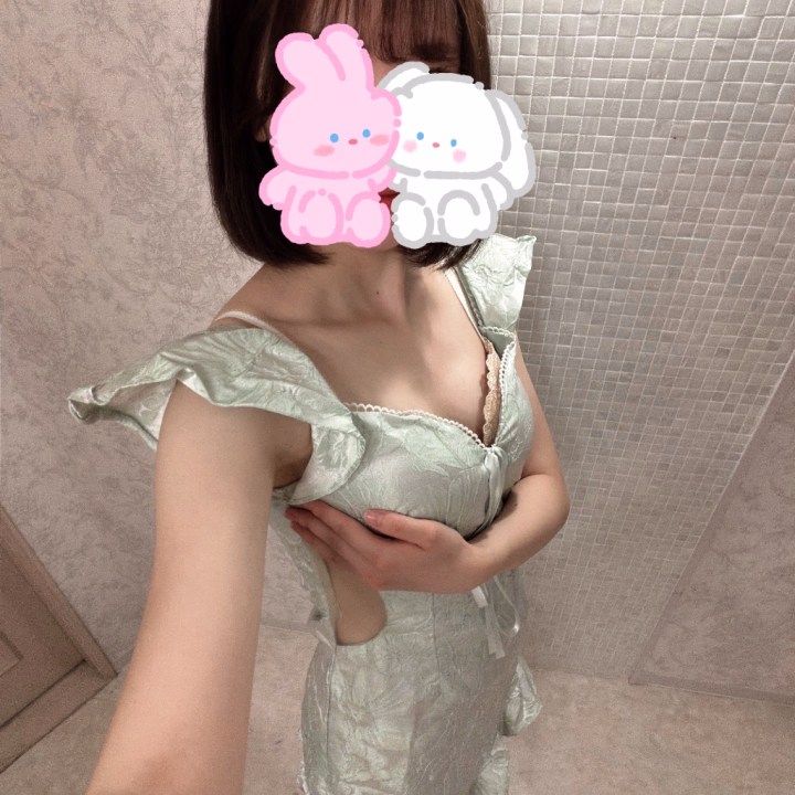 おはようございます☀️

出勤しました〜っ❣️
17時までいます🫶🏻💕

今日は緑色のドレスを着てみたよ👗🍀

このドレス、実は横が透けてるデザインなの🤭💚
可愛くてお気に入り〜🥰

平日だけど、お時間合うお兄さんいたらぜひ遊びに来てね🫶🏻✨

今日もたくさん仲良くしてください💗