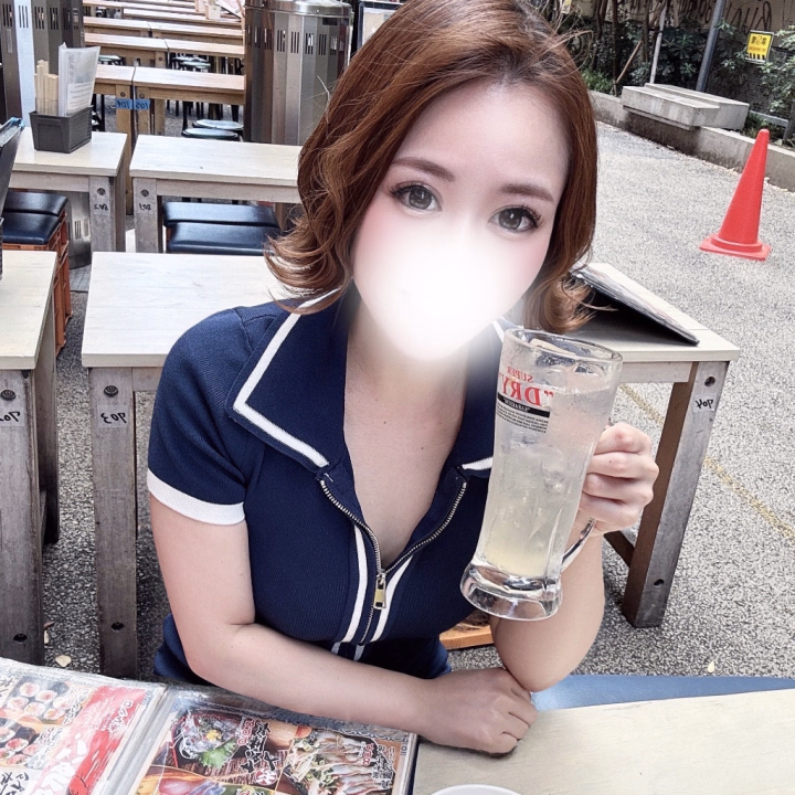 今日も1日お疲れ様
頑張ったあなたに、ご褒美の乾杯🍻

基本はレモンサワー派だけど、たまにジントニック✨
一番好きなのはチャイナブルー🩵

酔いたい時は…テキーラショットかハブ酒ショット🤫
（すぐ赤くなる＆痒くなるので、多分アレルギー　笑）

1人晩酌はしないけど、飲みの場は好きで
今でも月1〜2回は友達と飲みに行くかな🫧

あ、でも朝まではもう無理w
2〜3時でタクシー帰宅がベスト🚕
5〜6時まで飲むと、二日酔いじゃなくても体力回復に2日かかるww

みんなのお酒事情も教えて🥺


⚠️当日のご予約はお店に直接お電話をお願い致します
━━━━━━━━━━━━━━━━
🫧おすすめコース🫧
💎𝟖𝟎分：マッ◯メイン
💎𝟏𝟎𝟎分：マッ◯＋ベッ◯＋癒し全部盛り✨
━━━━━━━━━━━━━━━━
🕊️X（旧Twitter)→@tsugumin_sub
📷Instagram→tsugumin1206
※アカウント名はつぐみです
━━━━━━━━━━━━━━━━