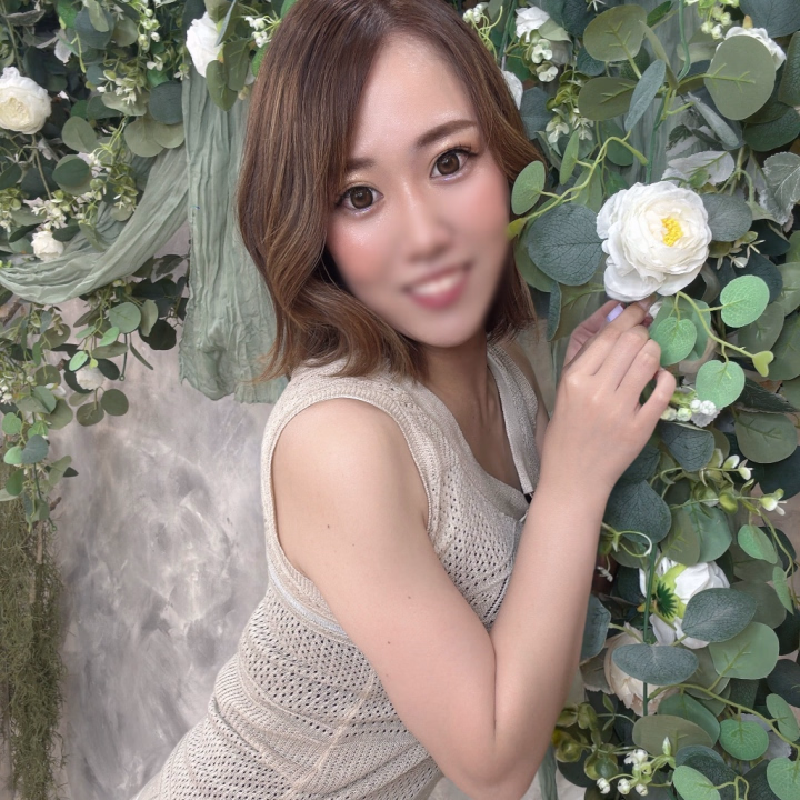 8/11〜8/14 姫路🫧
4日間ありがとうございました🫶

ありがたいことに毎日ほぼ満枠レベルで、朝からずーっと忙しくさせてもらって🥺

会いに来てくれた皆様、
本当にありがとうございました🤍

今回は嬉しい再会もあって、
半年ぶりの仲良し様に会えたのもめちゃくちゃ嬉しかった🥺

さらに「今回の期間は難しいかも」って言ってた仲良し様が、
予定が変わったからって急遽サプライズで会いに来てくれたり😭🤍

まさか会えると思ってなかったから
顔見た瞬間びっくりした🤣笑

そして初めましてのお兄様との出会いもたくさん🫶

お盆のこの時期だったからこそ
タイミングが合って出会えた方もいたし、

こういうお店自体が数年ぶり、
中には数十年ぶり😳というお兄様も。

そして今回はなぜか「初めて」を
私に任せてくれる方も多かった気がします🥺

初めてのこういうお店だったり、
初めてのお風呂屋さんだったり、
初めてのマッ◯だったり。

大切な初めての経験に私を選んで
「お任せします」って委ねてもらえることって、改めてすごく嬉しいことだなぁと思いました🤍

続く、、