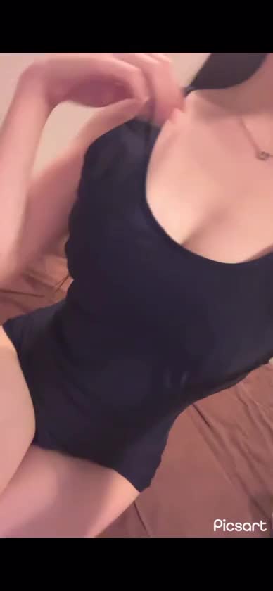 スク水をぬぎぬぎ
おっ〇い見せちゃお🙈︎💕︎
お兄さんいっぱい触って貰いたいな
ダメですか？！


ゆり🪽