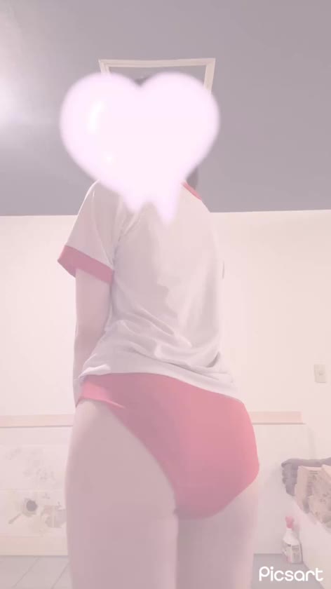 自慢のおしり🍑
後ろからされるのゆりさん好きだな(๑♡∀♡๑)
お兄さんはどんなのが好きですか？！
エッチエッチなこといっぱいやろうね🥰


ゆり🪽