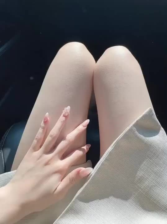 脚フェチさ〜ん💗

みえるかみえないかが1番いいのに、最後にみえちゃったね🤭

次はもっとギリギリせめるぞぉ～💗